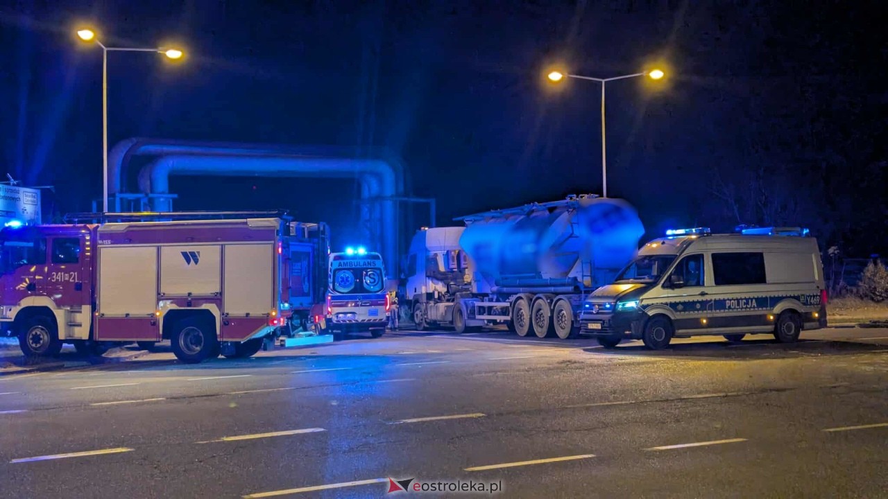 Zderzenie ciężarówki z autem osobowym na Kołobrzeskiej [13.11.2025] - zdjęcie #2 - eOstroleka.pl
