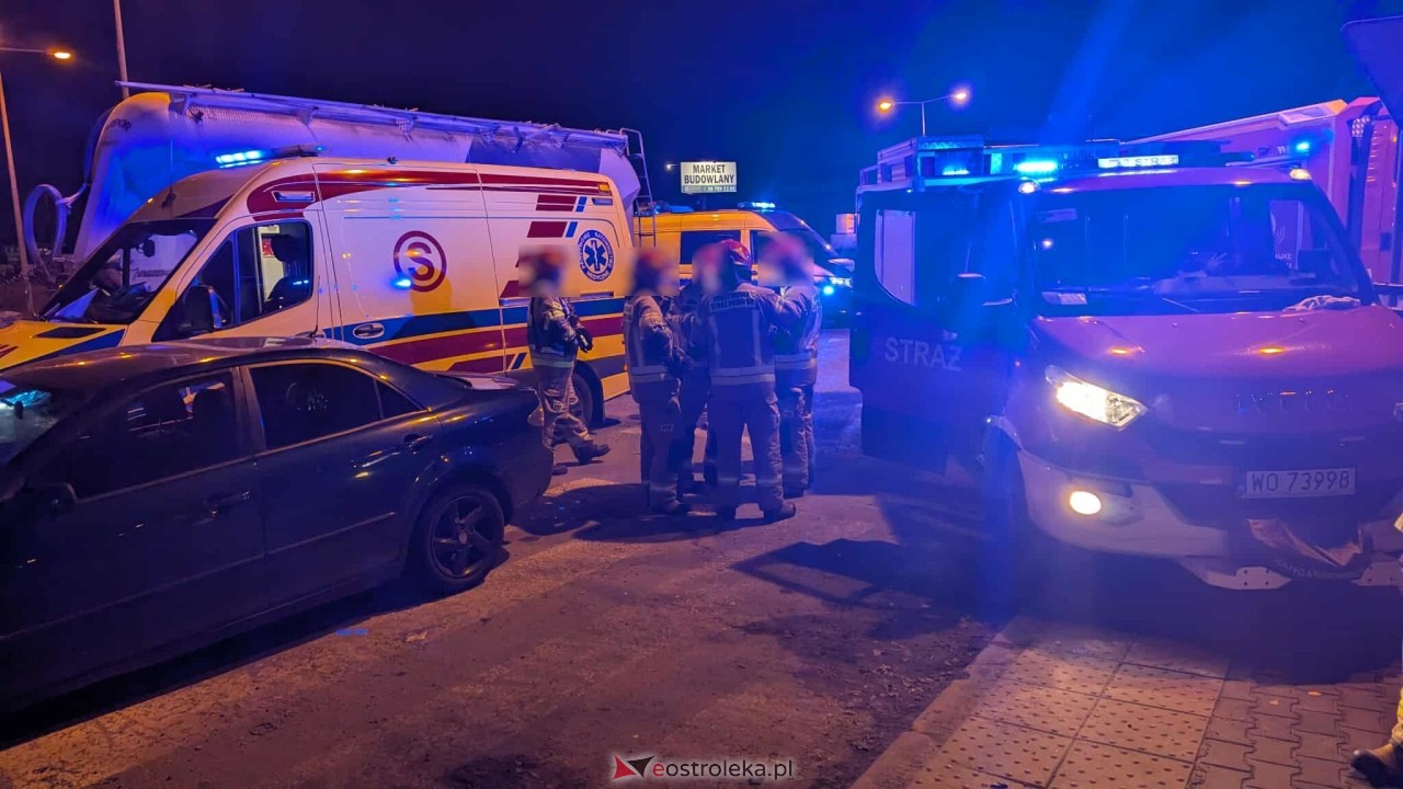 Zderzenie ciężarówki z autem osobowym na Kołobrzeskiej [13.11.2025] - zdjęcie #1 - eOstroleka.pl