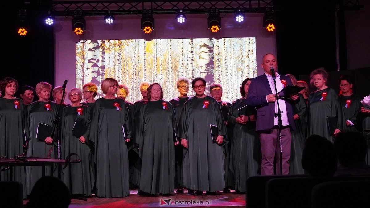 Wieczór słowno-muzyczny Dla Niepodległej w Kadzidle [14.11.2025] - zdjęcie #61 - eOstroleka.pl