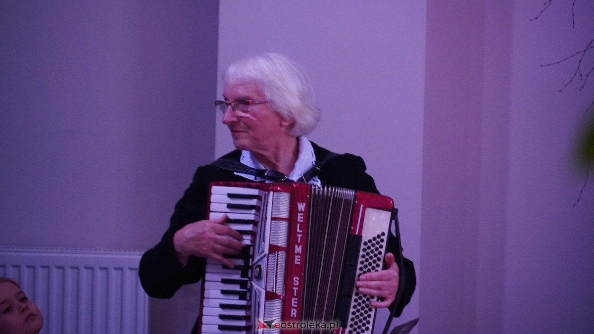 Wieczór słowno-muzyczny Dla Niepodległej w Kadzidle [14.11.2025] - zdjęcie #58 - eOstroleka.pl