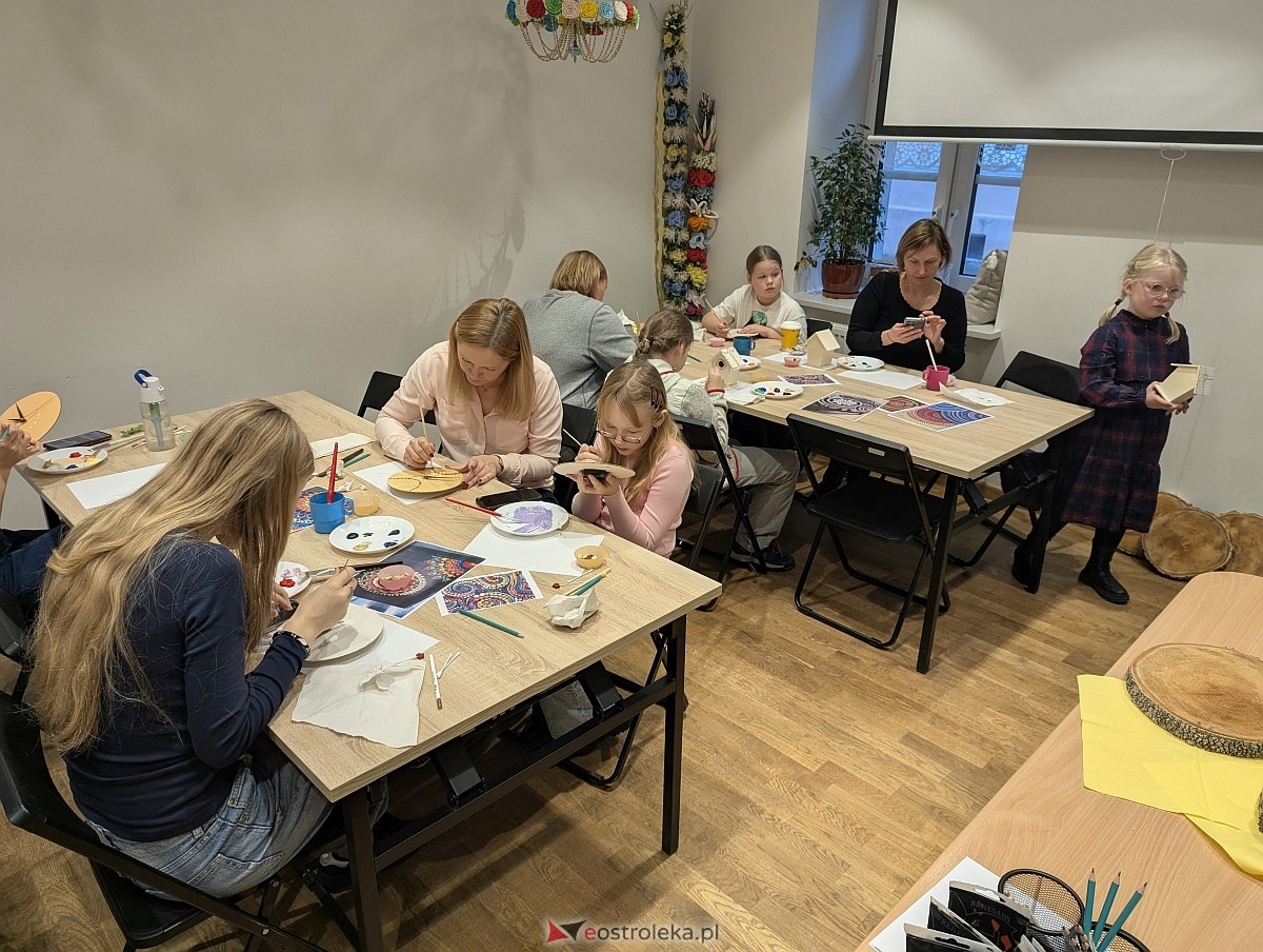 Warsztaty rodzinne „Malujemy jak Aborygeni” [16.11.2025] - zdjęcie #24 - eOstroleka.pl