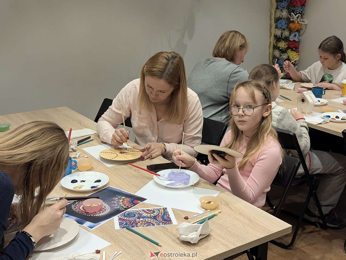 Warsztaty rodzinne „Malujemy jak Aborygeni” [16.11.2025] - zdjęcie #23 - eOstroleka.pl
