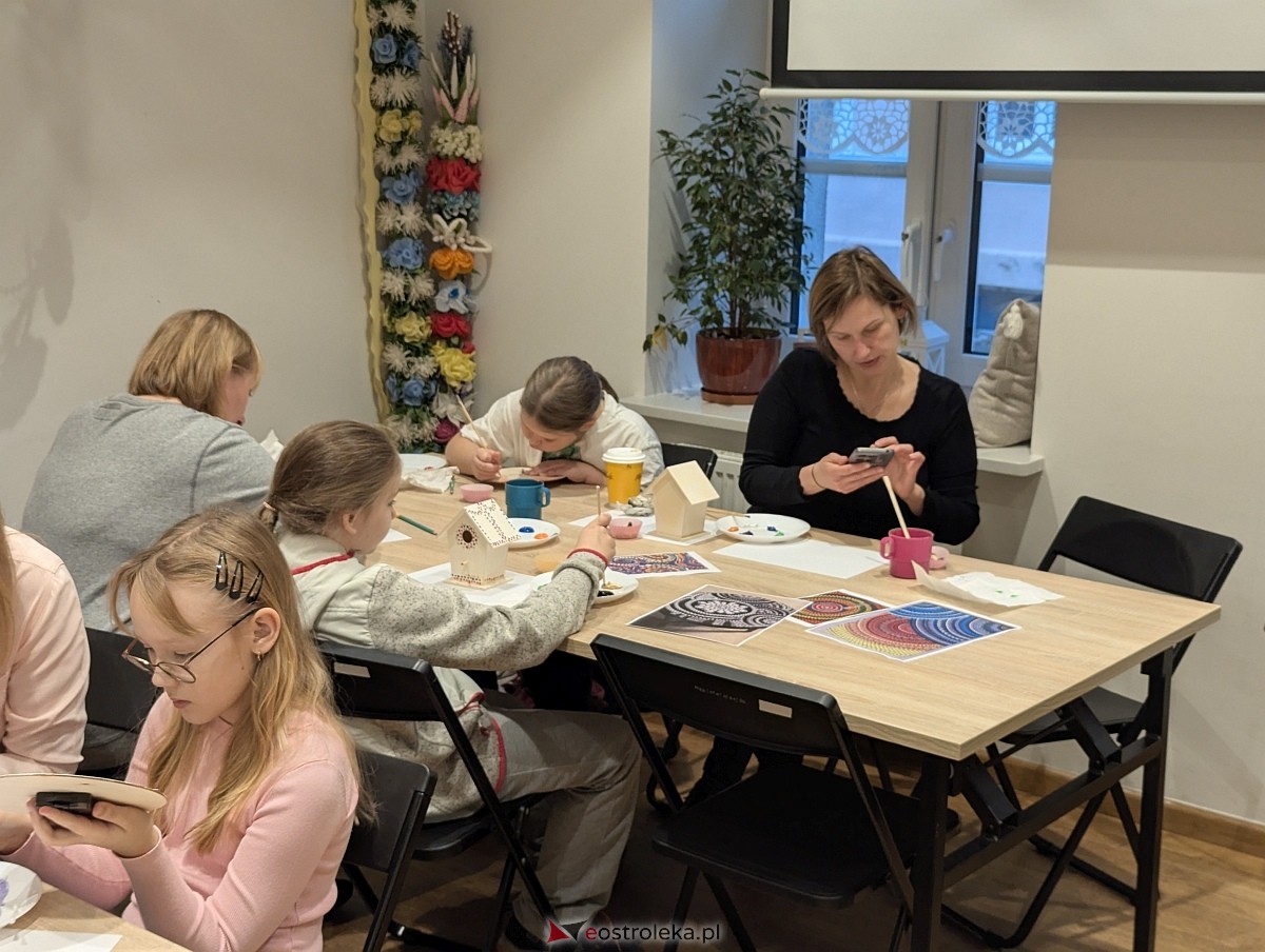 Warsztaty rodzinne „Malujemy jak Aborygeni” [16.11.2025] - zdjęcie #22 - eOstroleka.pl