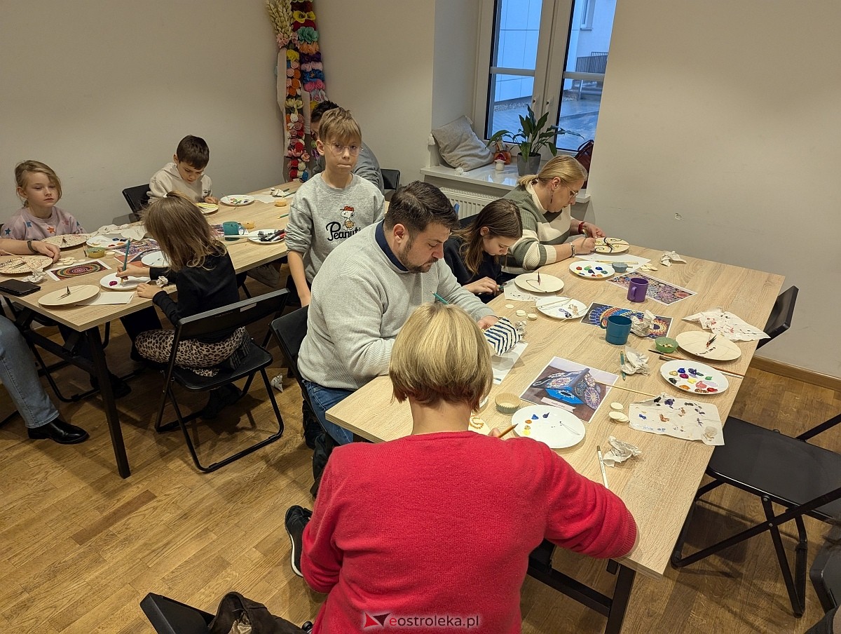 Warsztaty rodzinne „Malujemy jak Aborygeni” [16.11.2025] - zdjęcie #21 - eOstroleka.pl