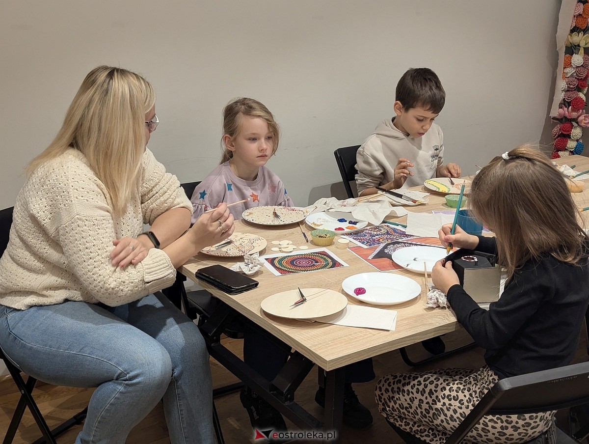 Warsztaty rodzinne „Malujemy jak Aborygeni” [16.11.2025] - zdjęcie #20 - eOstroleka.pl
