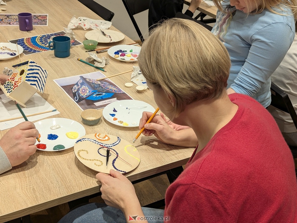 Warsztaty rodzinne „Malujemy jak Aborygeni” [16.11.2025] - zdjęcie #19 - eOstroleka.pl