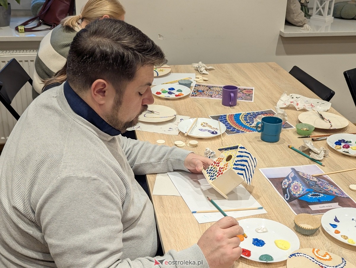 Warsztaty rodzinne „Malujemy jak Aborygeni” [16.11.2025] - zdjęcie #18 - eOstroleka.pl
