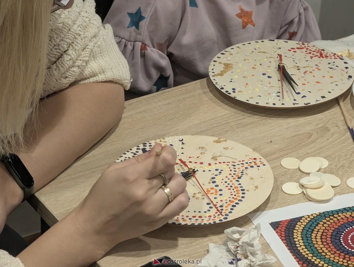 Warsztaty rodzinne „Malujemy jak Aborygeni” [16.11.2025] - zdjęcie #16 - eOstroleka.pl