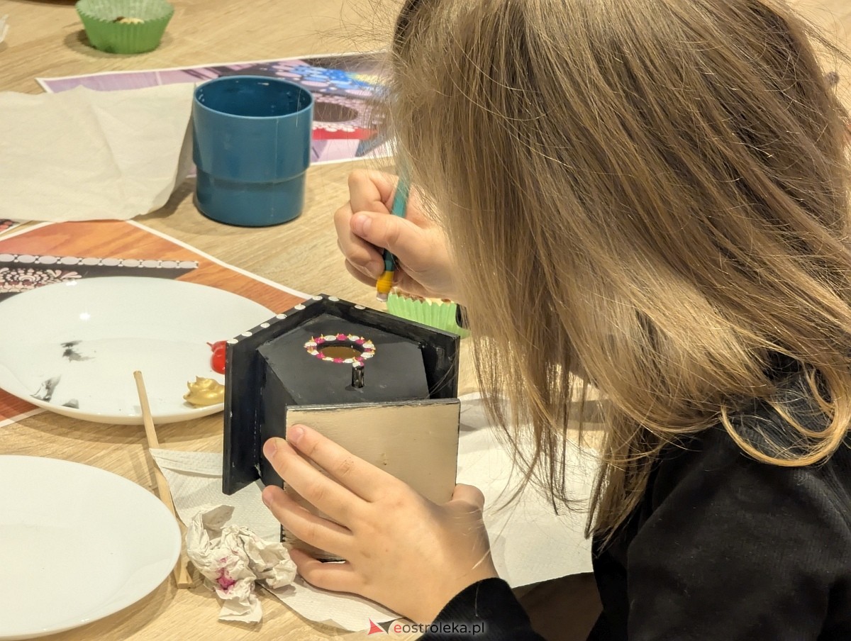 Warsztaty rodzinne „Malujemy jak Aborygeni” [16.11.2025] - zdjęcie #15 - eOstroleka.pl