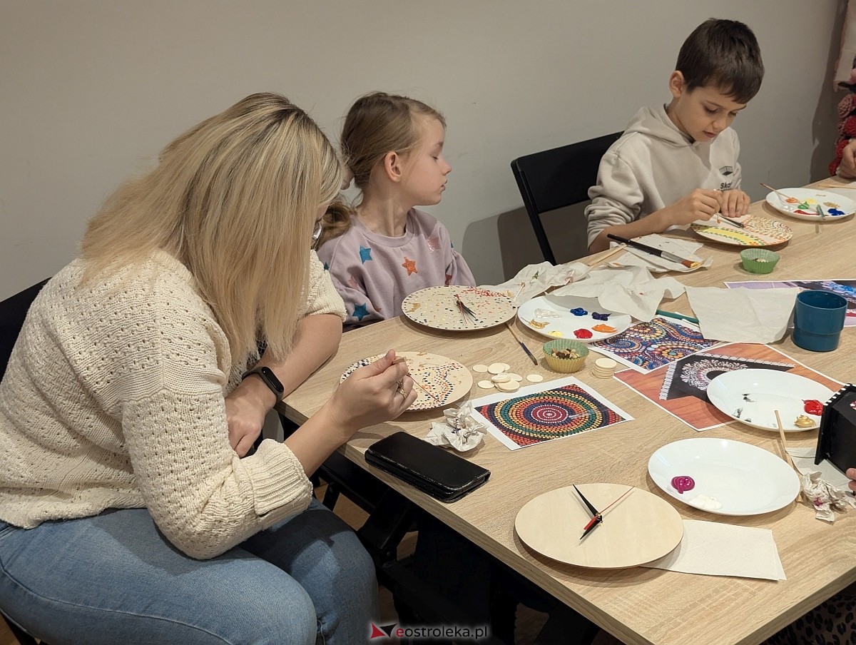 Warsztaty rodzinne „Malujemy jak Aborygeni” [16.11.2025] - zdjęcie #14 - eOstroleka.pl