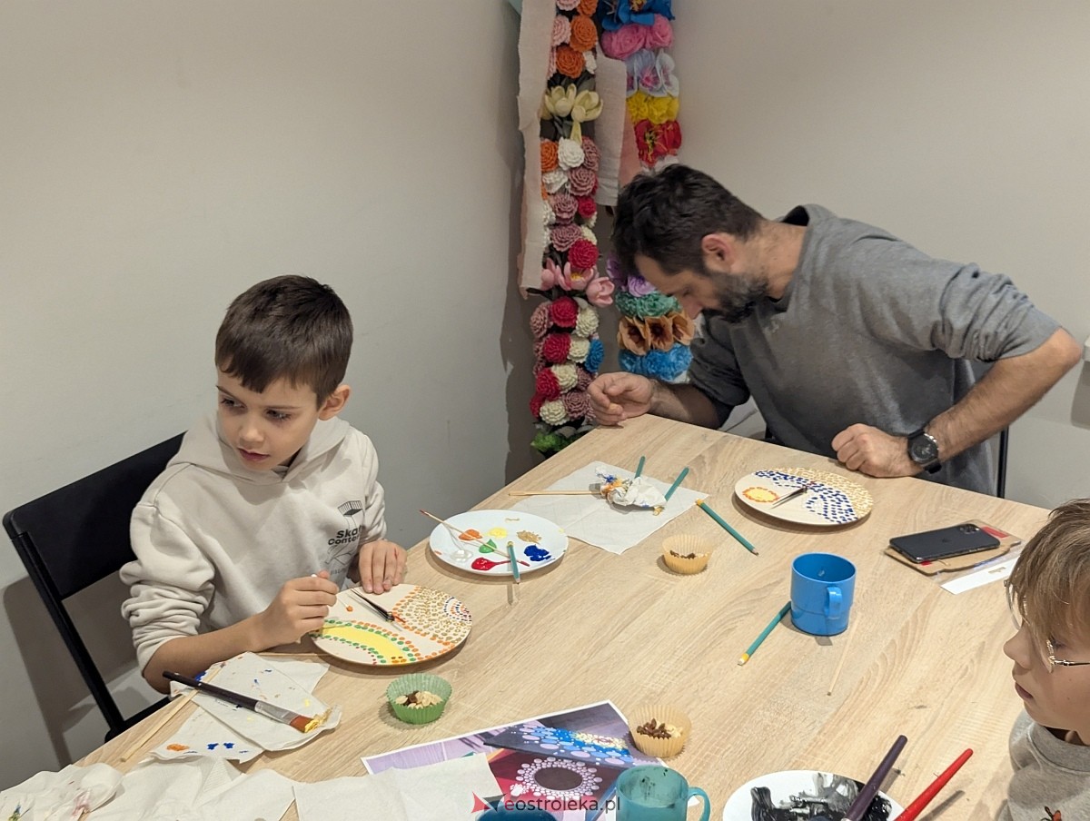 Warsztaty rodzinne „Malujemy jak Aborygeni” [16.11.2025] - zdjęcie #13 - eOstroleka.pl