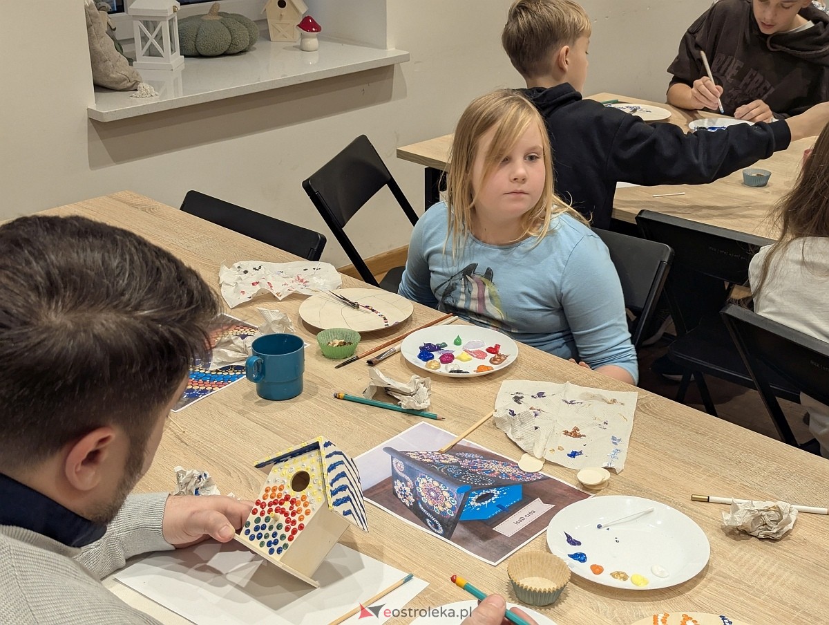 Warsztaty rodzinne „Malujemy jak Aborygeni” [16.11.2025] - zdjęcie #12 - eOstroleka.pl