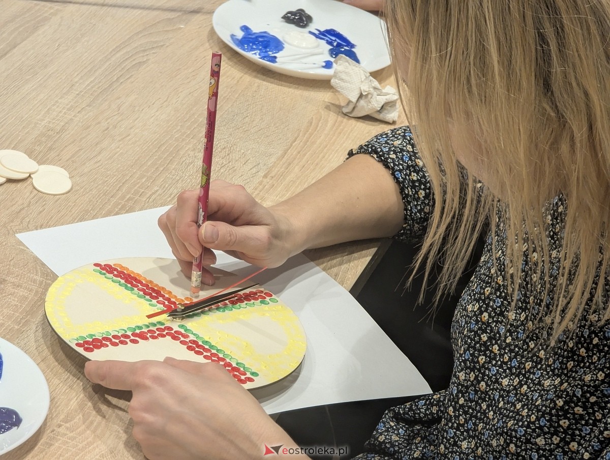 Warsztaty rodzinne „Malujemy jak Aborygeni” [16.11.2025] - zdjęcie #10 - eOstroleka.pl