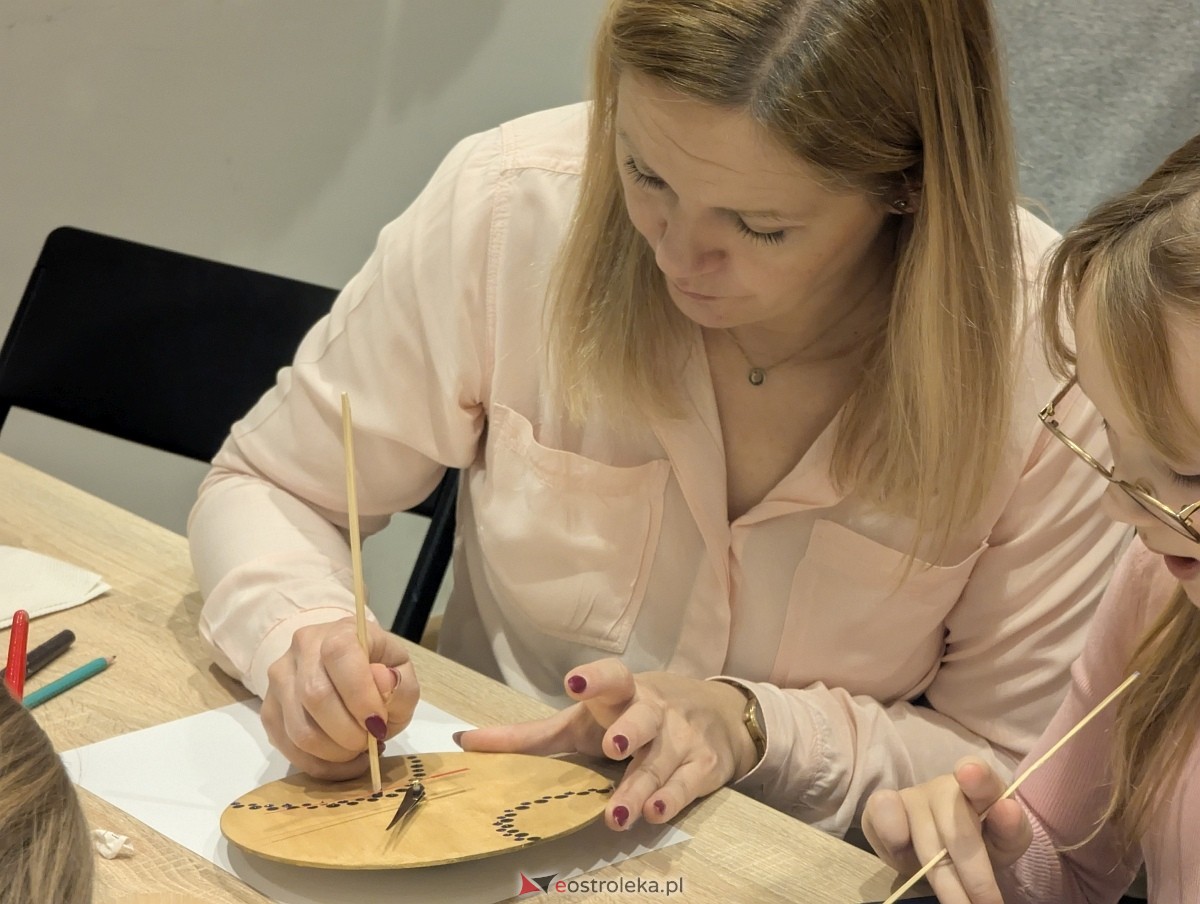 Warsztaty rodzinne „Malujemy jak Aborygeni” [16.11.2025] - zdjęcie #9 - eOstroleka.pl