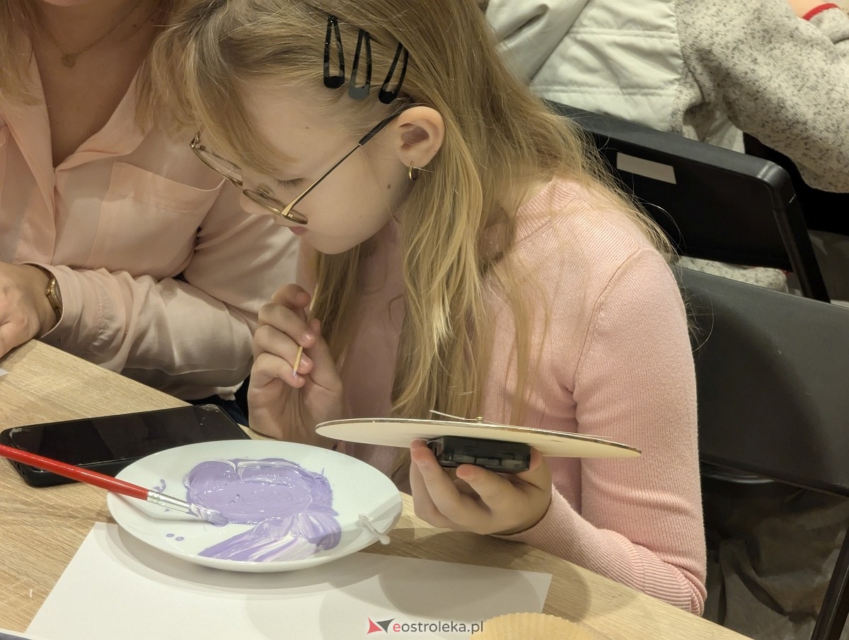 Warsztaty rodzinne „Malujemy jak Aborygeni” [16.11.2025] - zdjęcie #8 - eOstroleka.pl