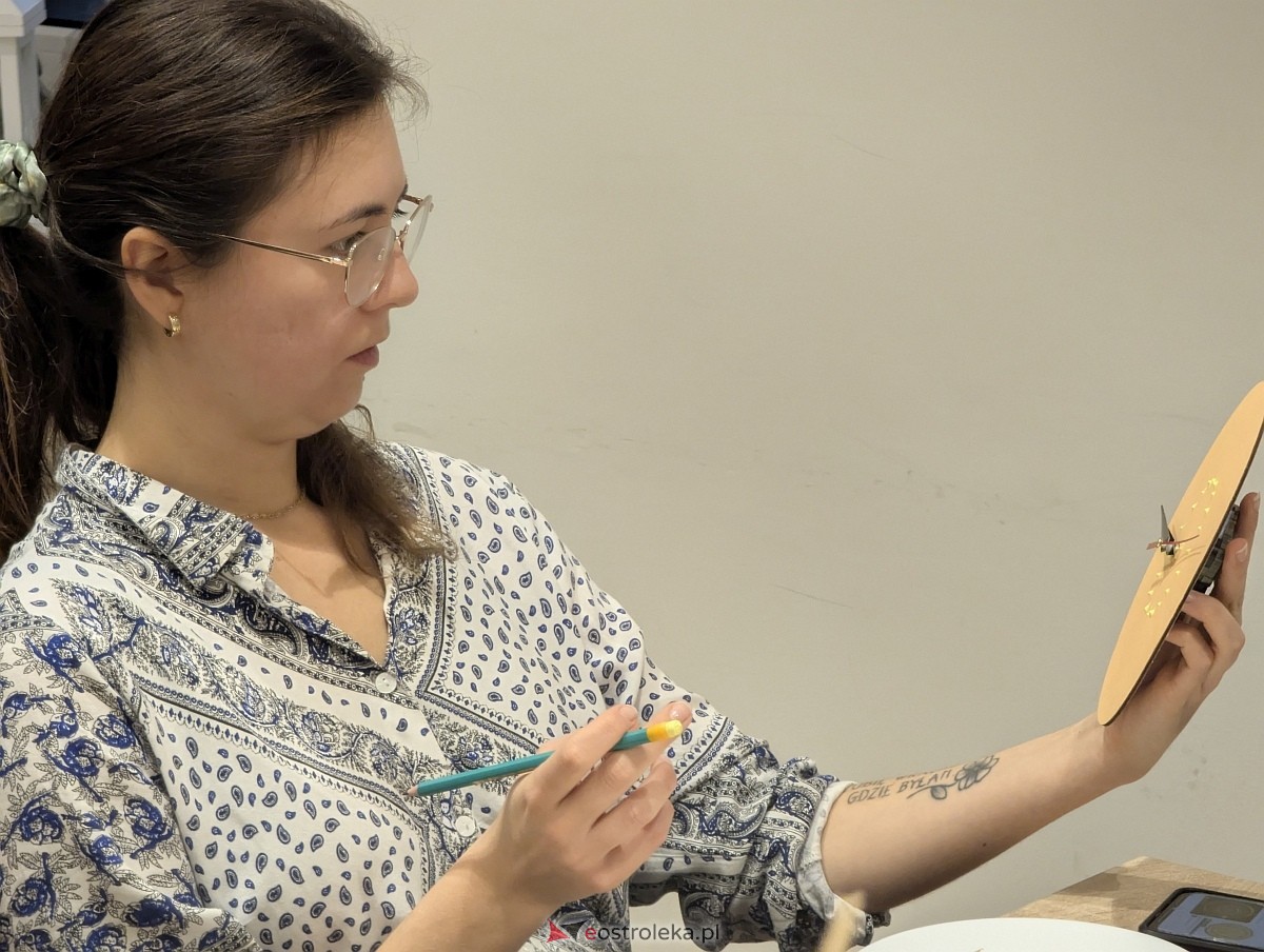 Warsztaty rodzinne „Malujemy jak Aborygeni” [16.11.2025] - zdjęcie #5 - eOstroleka.pl