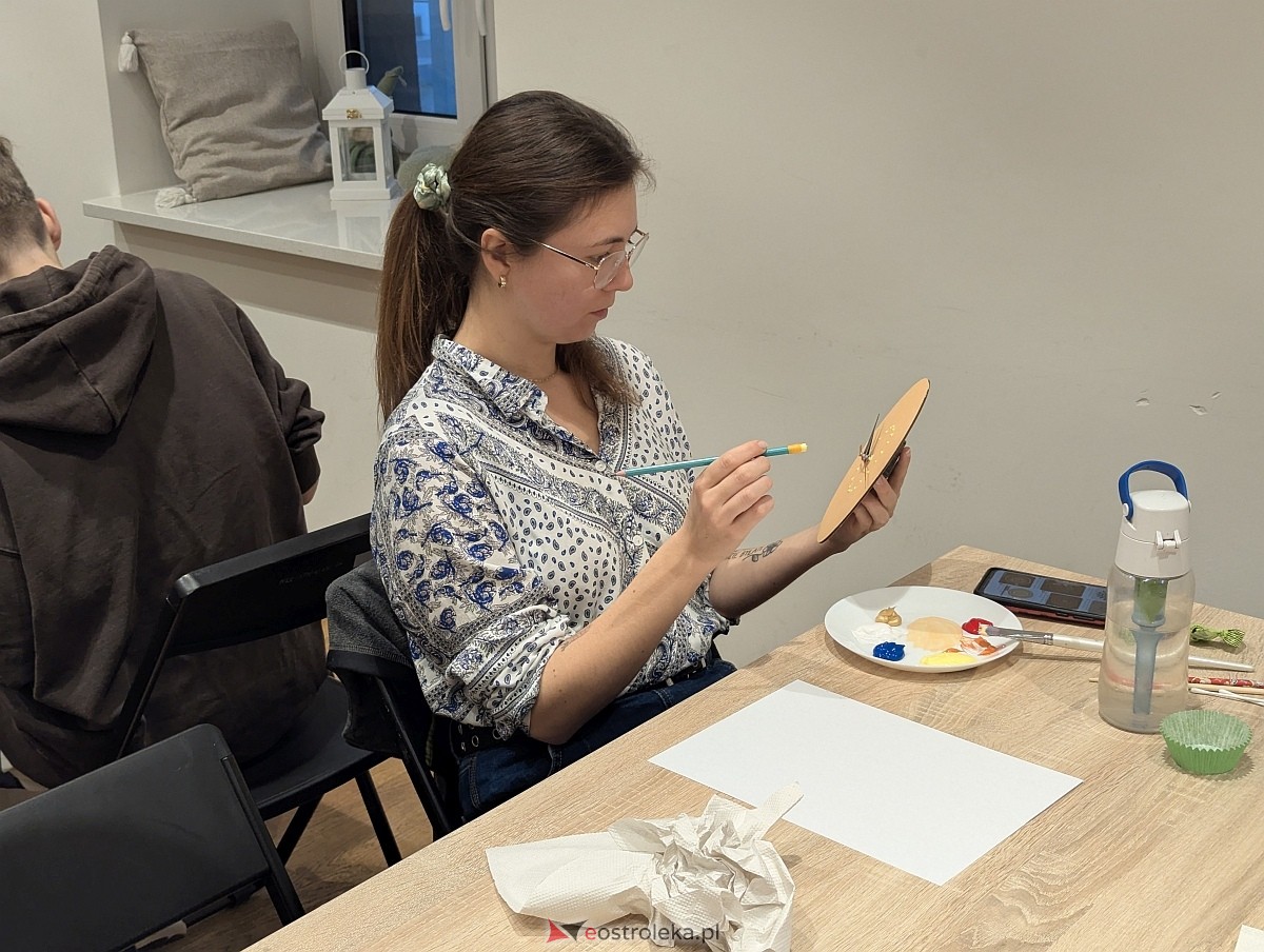 Warsztaty rodzinne „Malujemy jak Aborygeni” [16.11.2025] - zdjęcie #4 - eOstroleka.pl