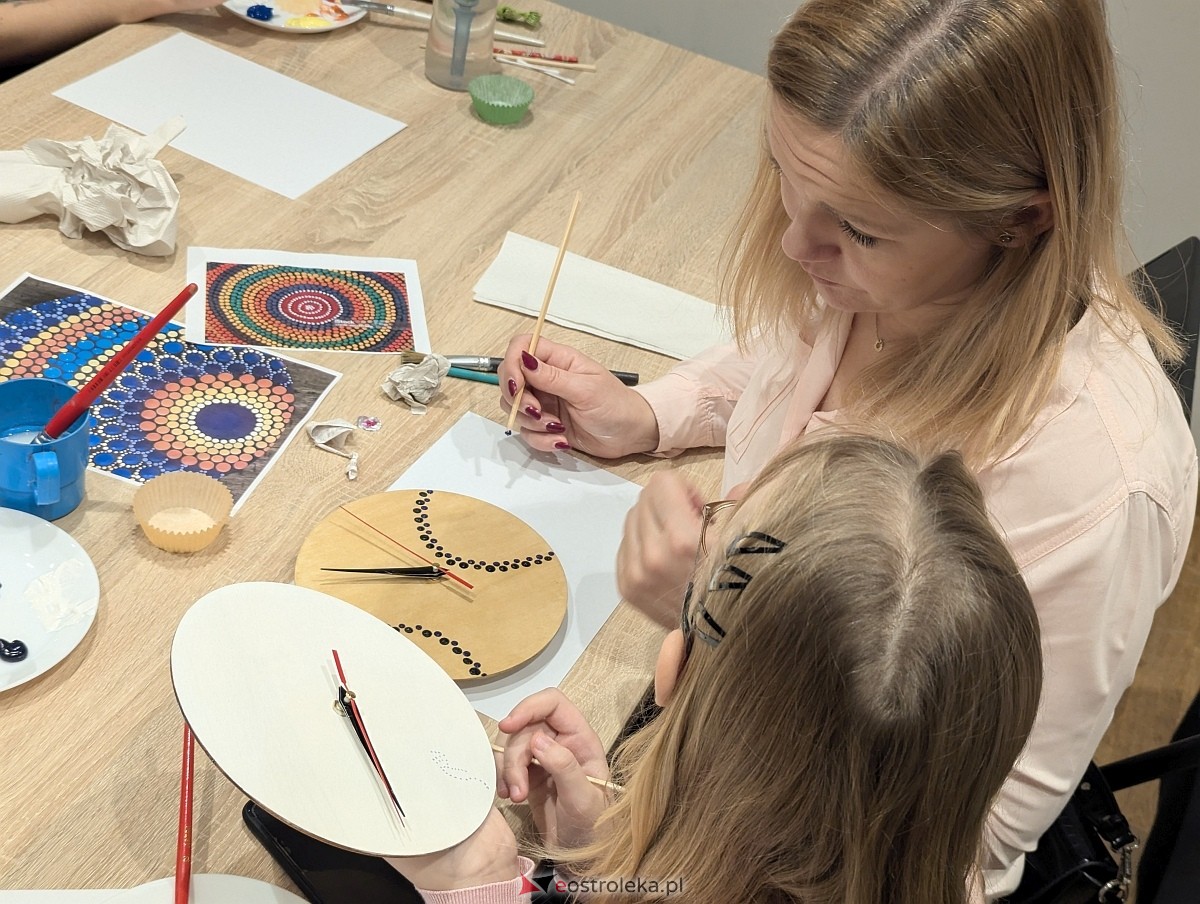 Warsztaty rodzinne „Malujemy jak Aborygeni” [16.11.2025] - zdjęcie #3 - eOstroleka.pl
