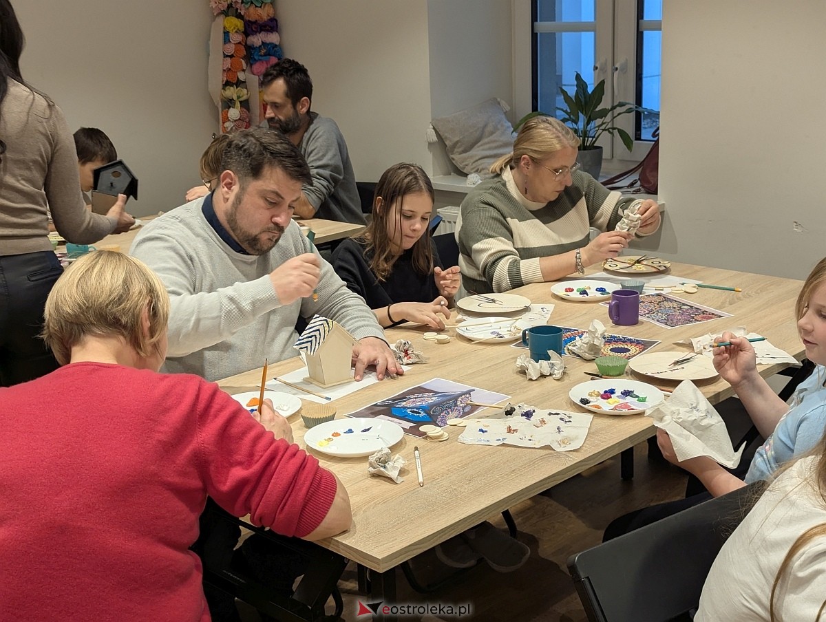 Warsztaty rodzinne „Malujemy jak Aborygeni” [16.11.2025] - zdjęcie #1 - eOstroleka.pl
