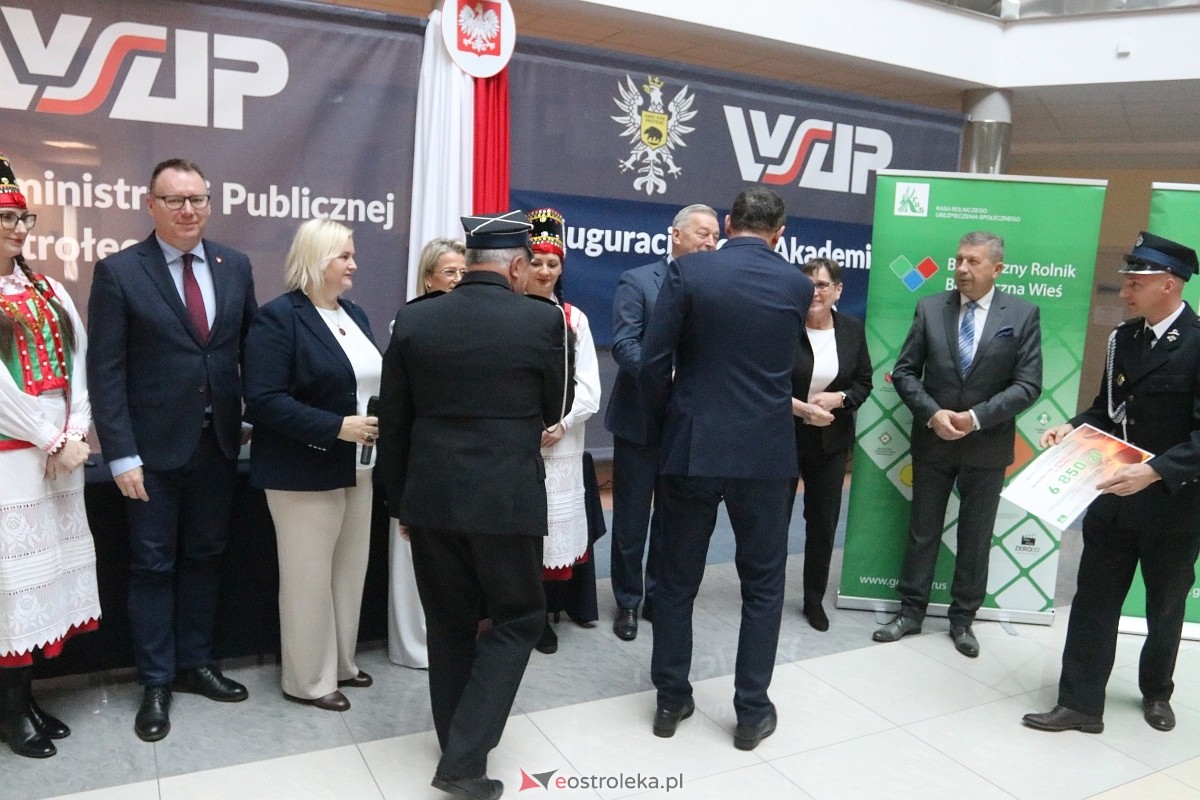 Wręczenie promes dla jednostek OSP [17.11.2025] - zdjęcie #43 - eOstroleka.pl