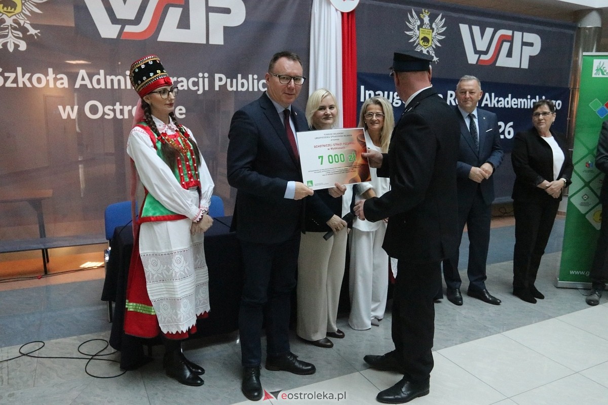 Wręczenie promes dla jednostek OSP [17.11.2025] - zdjęcie #40 - eOstroleka.pl
