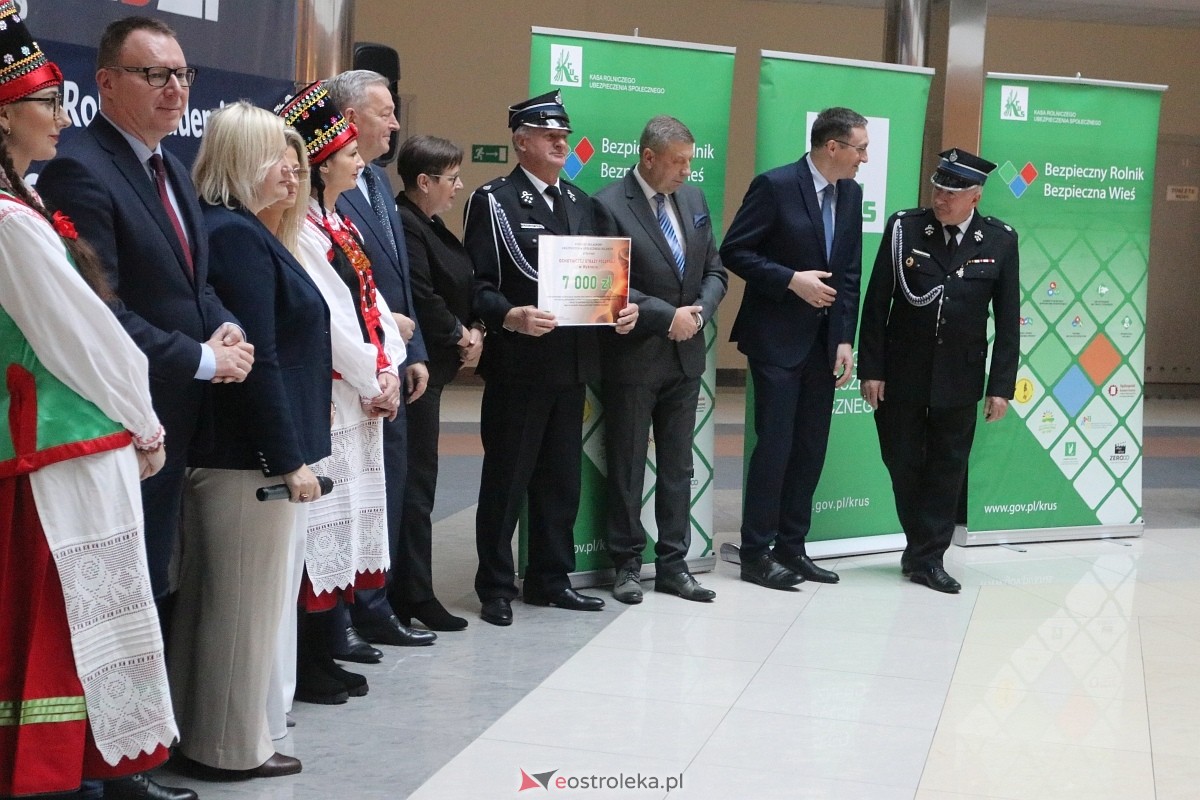Wręczenie promes dla jednostek OSP [17.11.2025] - zdjęcie #34 - eOstroleka.pl