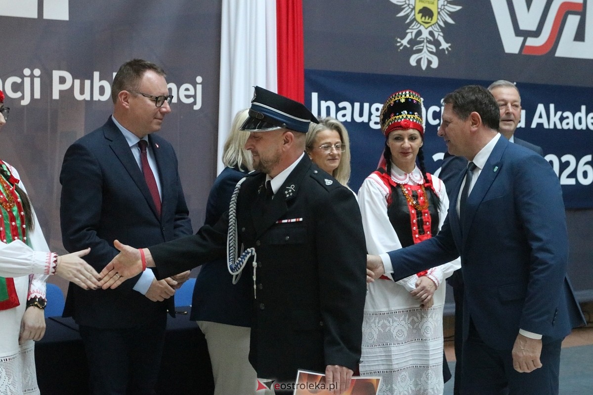 Wręczenie promes dla jednostek OSP [17.11.2025] - zdjęcie #29 - eOstroleka.pl