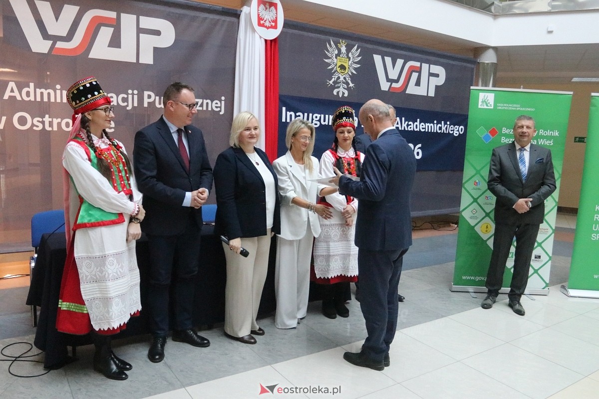 Wręczenie promes dla jednostek OSP [17.11.2025] - zdjęcie #15 - eOstroleka.pl