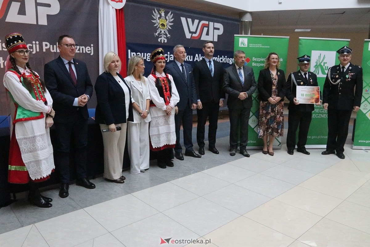 Wręczenie promes dla jednostek OSP [17.11.2025] - zdjęcie #11 - eOstroleka.pl