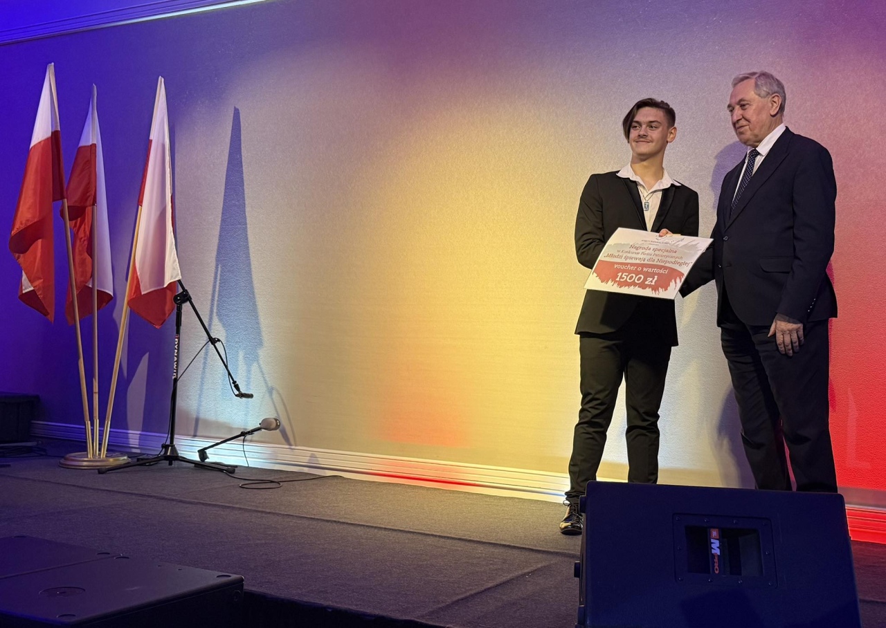 „Młodzi śpiewają dla Niepodległej” w Różanie [15.11.2025] - zdjęcie #18 - eOstroleka.pl