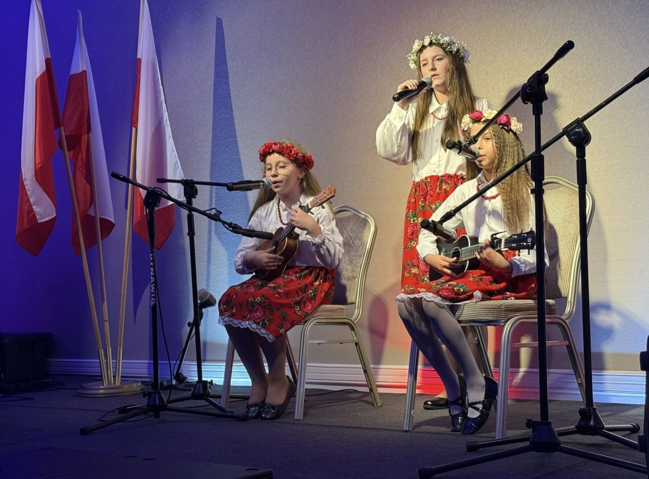 „Młodzi śpiewają dla Niepodległej” w Różanie [15.11.2025] - zdjęcie #12 - eOstroleka.pl