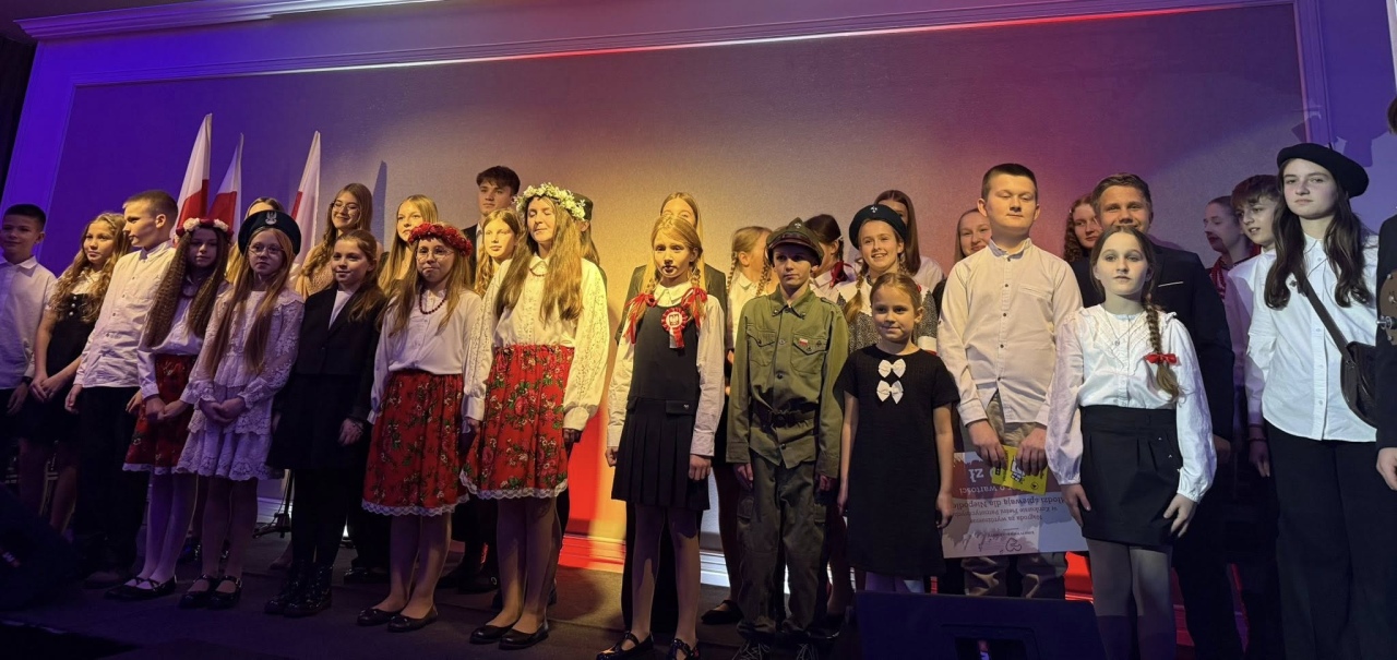 „Młodzi śpiewają dla Niepodległej” w Różanie [15.11.2025] - zdjęcie #2 - eOstroleka.pl