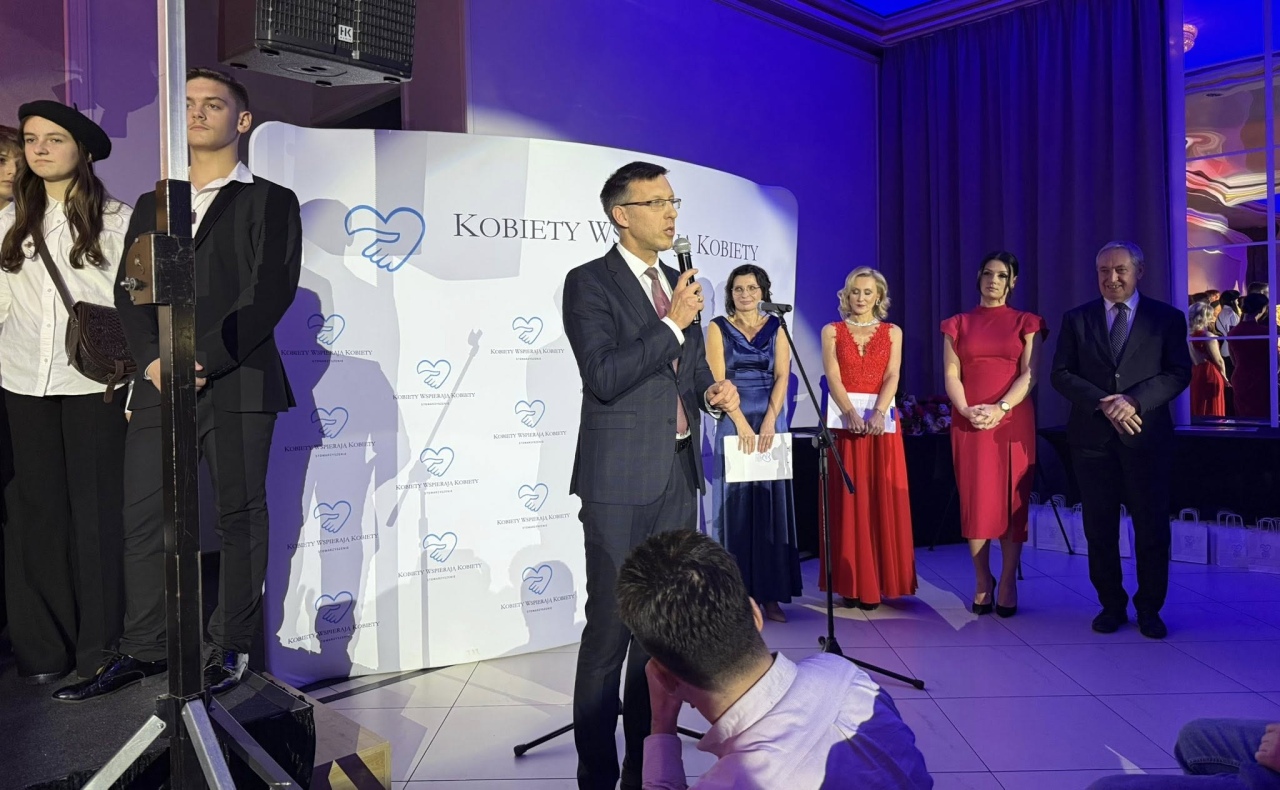 „Młodzi śpiewają dla Niepodległej” w Różanie [15.11.2025] - zdjęcie #1 - eOstroleka.pl