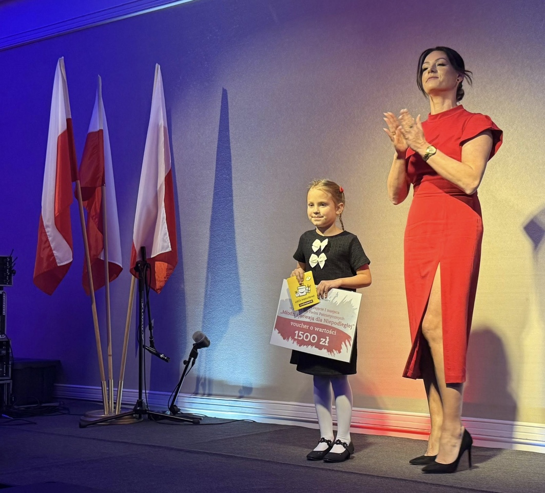 „Młodzi śpiewają dla Niepodległej” w Różanie [15.11.2025] - zdjęcie #14 - eOstroleka.pl