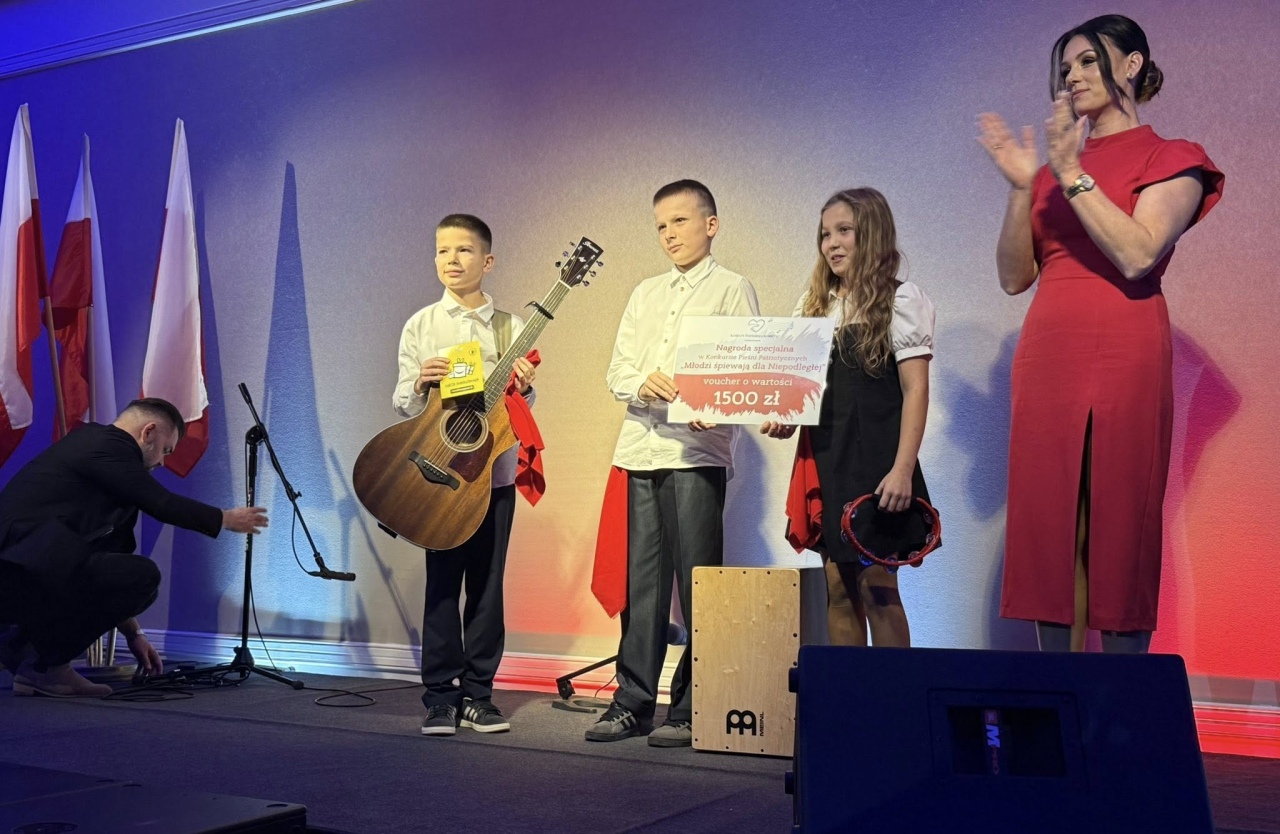 „Młodzi śpiewają dla Niepodległej” w Różanie [15.11.2025] - zdjęcie #10 - eOstroleka.pl