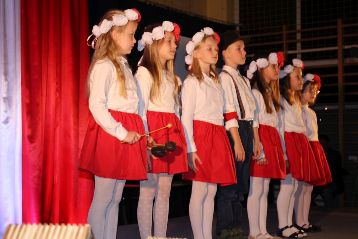 Poruszająca lekcja historii w Łęgu Przedmiejskim. Szkoła celebrowała 107. rocznicę Niepodległości [13.11.2025] - zdjęcie #10 - eOstroleka.pl