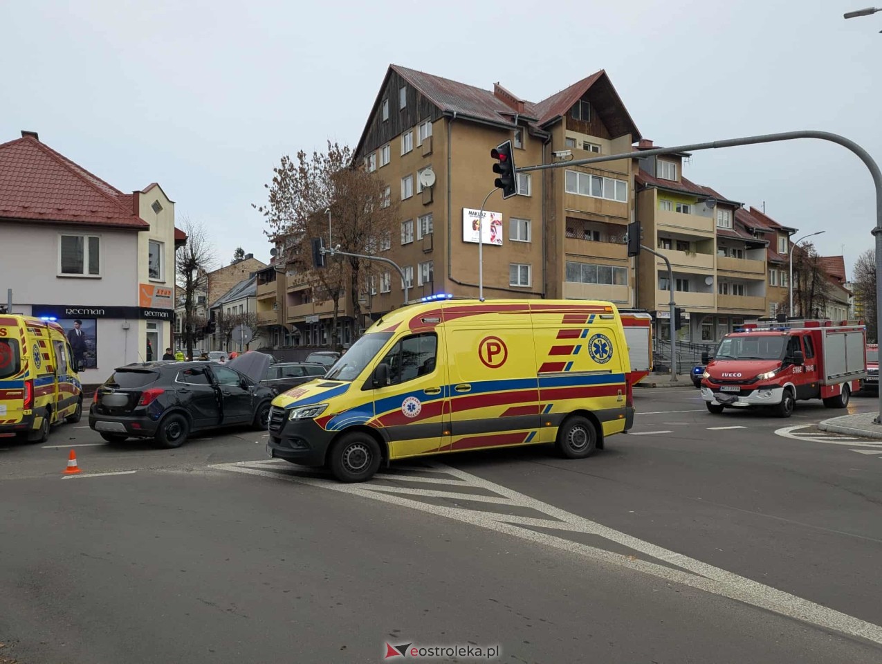 Wypadek na skrzyżowaniu Kilińskiego i Kopernika [21.11.2025] - zdjęcie #16 - eOstroleka.pl