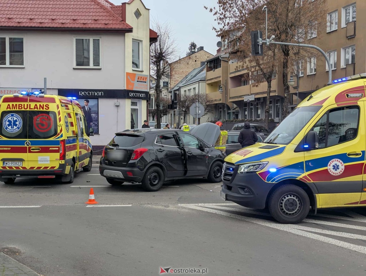 Wypadek na skrzyżowaniu Kilińskiego i Kopernika [21.11.2025] - zdjęcie #13 - eOstroleka.pl