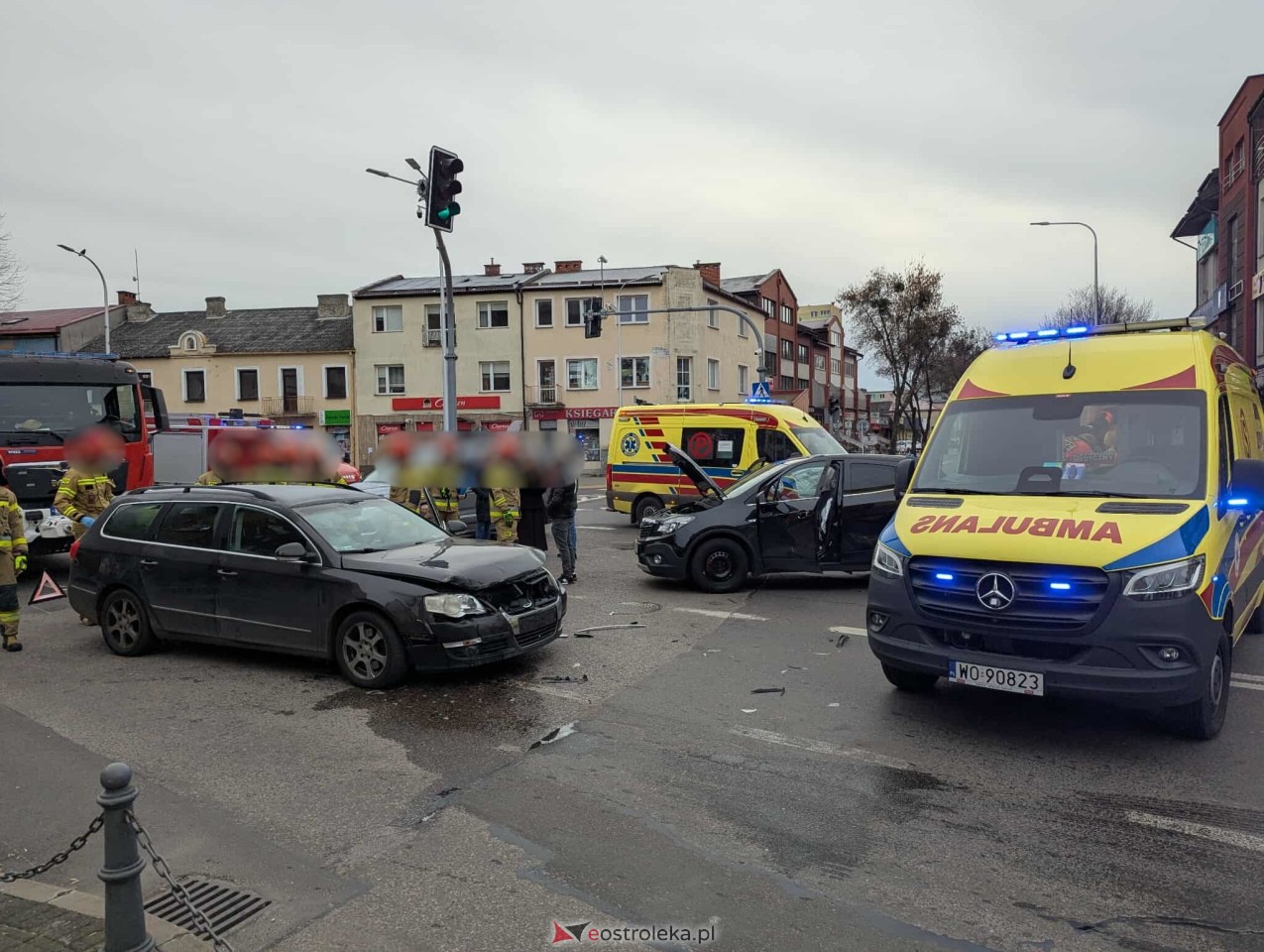 Wypadek na skrzyżowaniu Kilińskiego i Kopernika [21.11.2025] - zdjęcie #10 - eOstroleka.pl