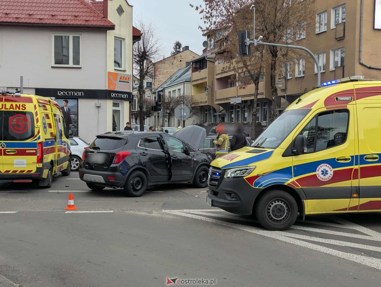 Wypadek na skrzyżowaniu Kilińskiego i Kopernika [21.11.2025] - zdjęcie #9 - eOstroleka.pl