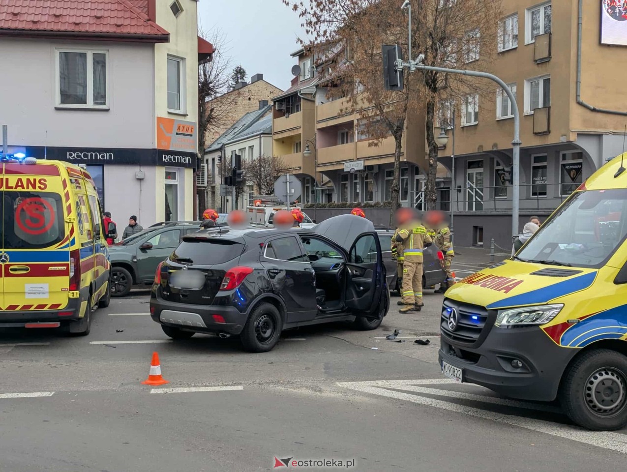 Wypadek na skrzyżowaniu Kilińskiego i Kopernika [21.11.2025] - zdjęcie #2 - eOstroleka.pl
