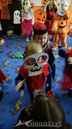 Halloween w punkcie przedszkolnym Kangurek  - zdjęcie #11 - eOstroleka.pl