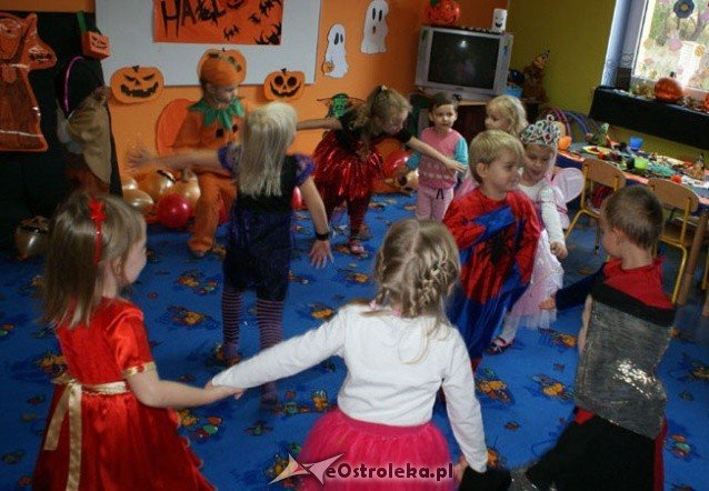 Halloween w punkcie przedszkolnym Kangurek  - zdjęcie #29 - eOstroleka.pl