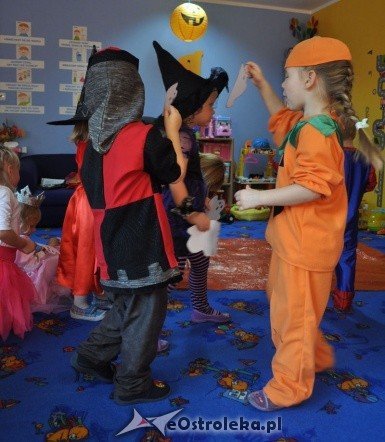 Halloween w punkcie przedszkolnym Kangurek  - zdjęcie #35 - eOstroleka.pl