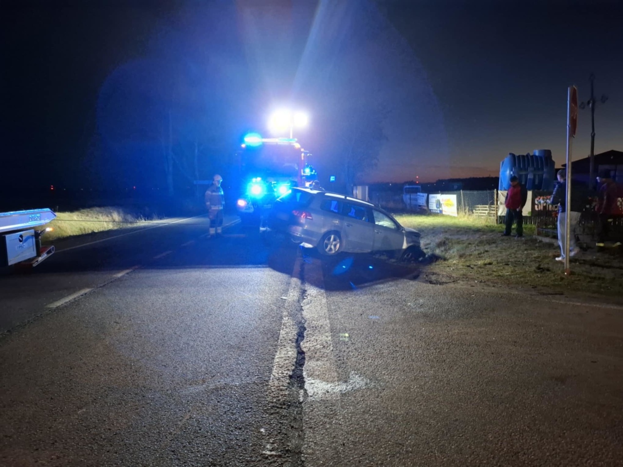 Wypadek w Dylewie [22.11.2025] - zdjęcie #2 - eOstroleka.pl