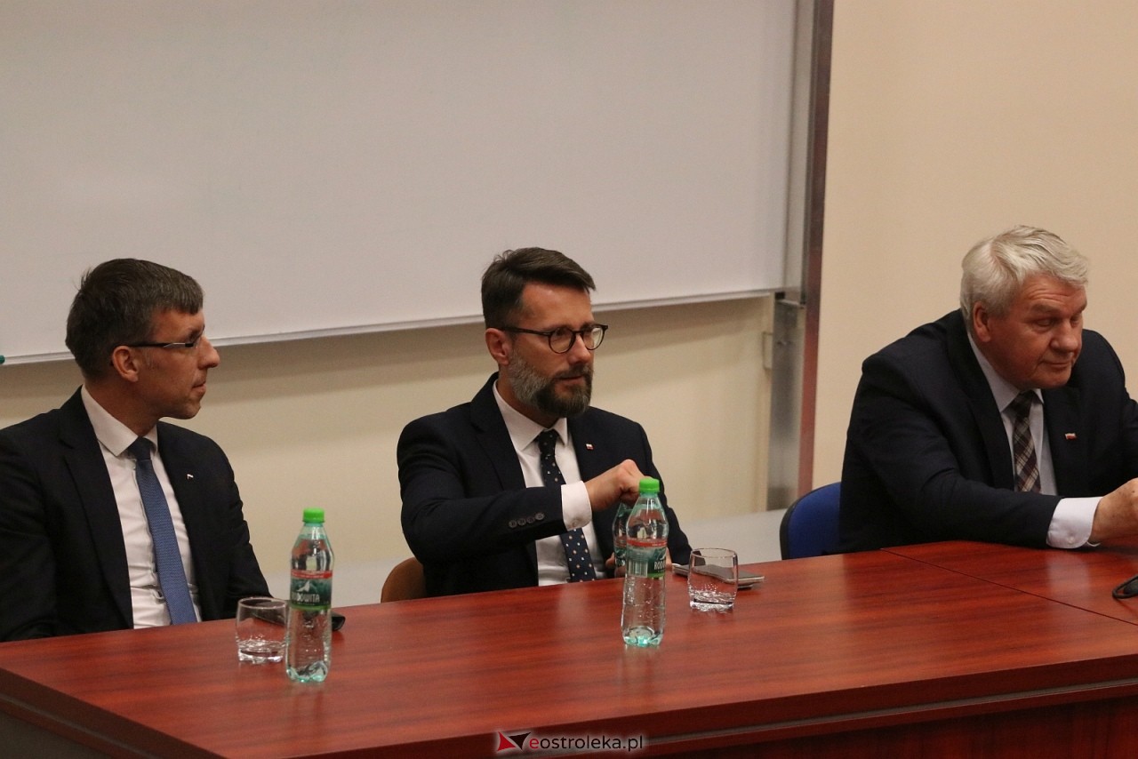 Spotkanie z posłem Radosławem Foglem [22.11.2025] - zdjęcie #15 - eOstroleka.pl