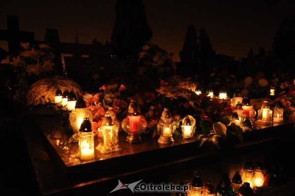 Ostrołęcki cmentarz nocą [31.X.2011] - zdjęcie #1 - eOstroleka.pl