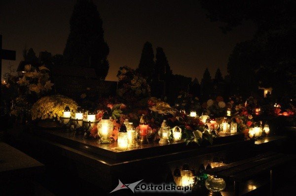 Ostrołęcki cmentarz nocą [31.X.2011] - zdjęcie #3 - eOstroleka.pl