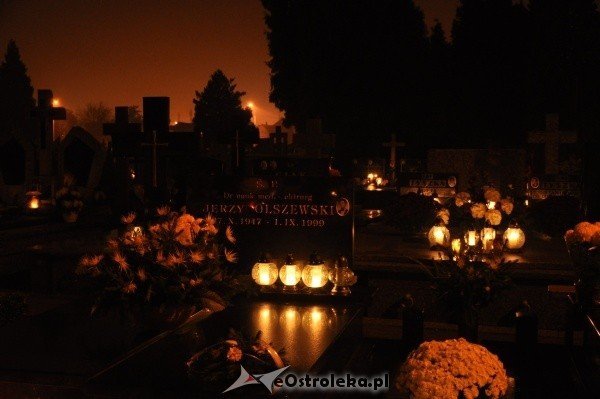 Ostrołęcki cmentarz nocą [31.X.2011] - zdjęcie #6 - eOstroleka.pl