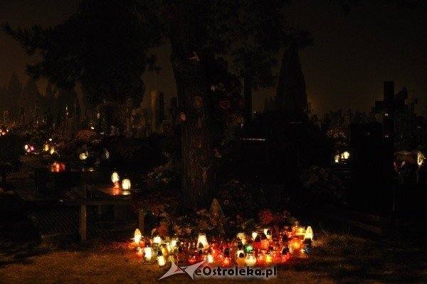 Ostrołęcki cmentarz nocą [31.X.2011] - zdjęcie #8 - eOstroleka.pl